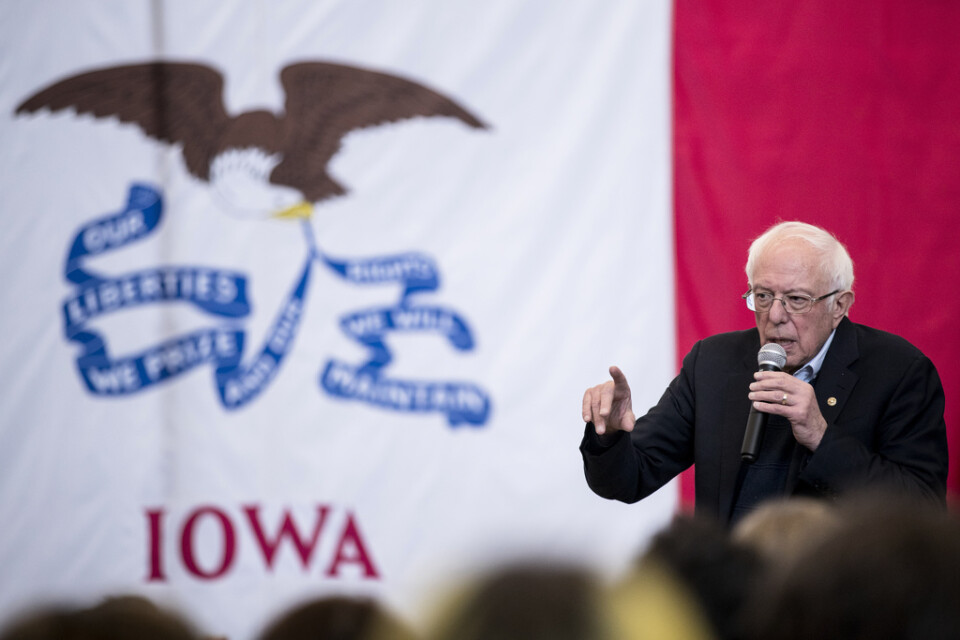 Bernie Sanders, här på ett kampanjmöte i Iowa den 11 januari, ligger enligt en ny opinionsmätning i täten inför delstatens nomineringsmöte. Arkivbild.