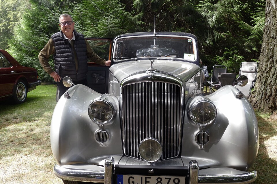 Stefan Norén från Hotel Skansen i Färjestaden kom med företagets Bentley R-type SS från 1953 som fungerar som bröllopsbil.