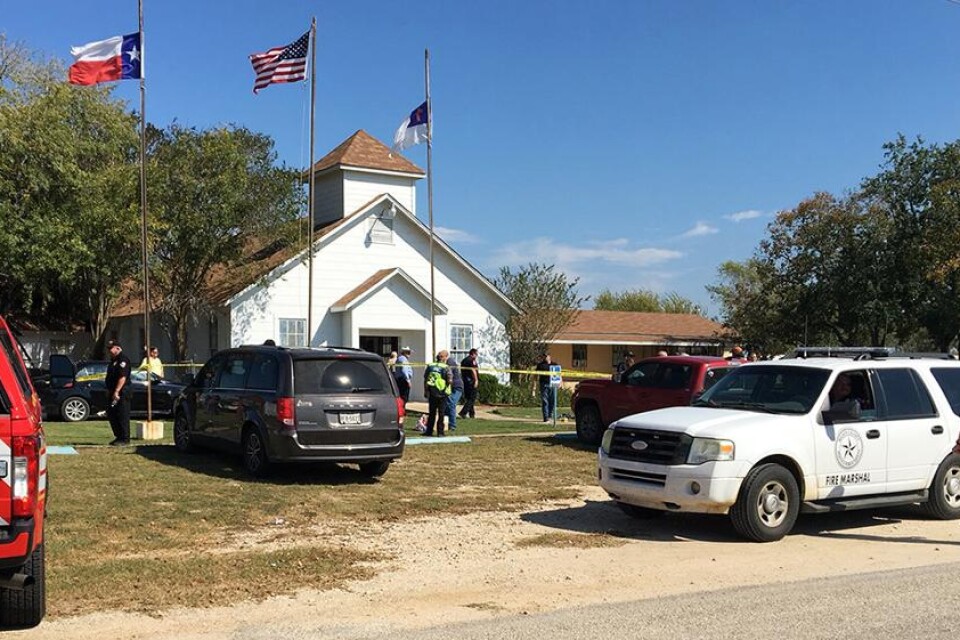 Över 20 människor har skjutits till döds. 17 personer vårdas på sjukhus, bland dem fyra barn, efter skjutningen i en baptistkyrka i Sutherland Springs i södra Texas. Enligt vittnen kom en man in i kyrkan under gudstjänsten vid halv tolvtiden på söndag