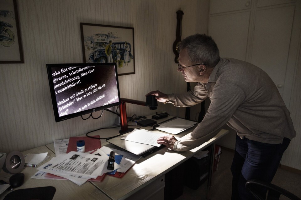 Både på jobbet och på sitt hemmakontor har Bjarne en förstoringskamera som han kan använda för att förstora texten så att han kan läsa den. Skarpa kontraster i svart och vitt kan han tyda.