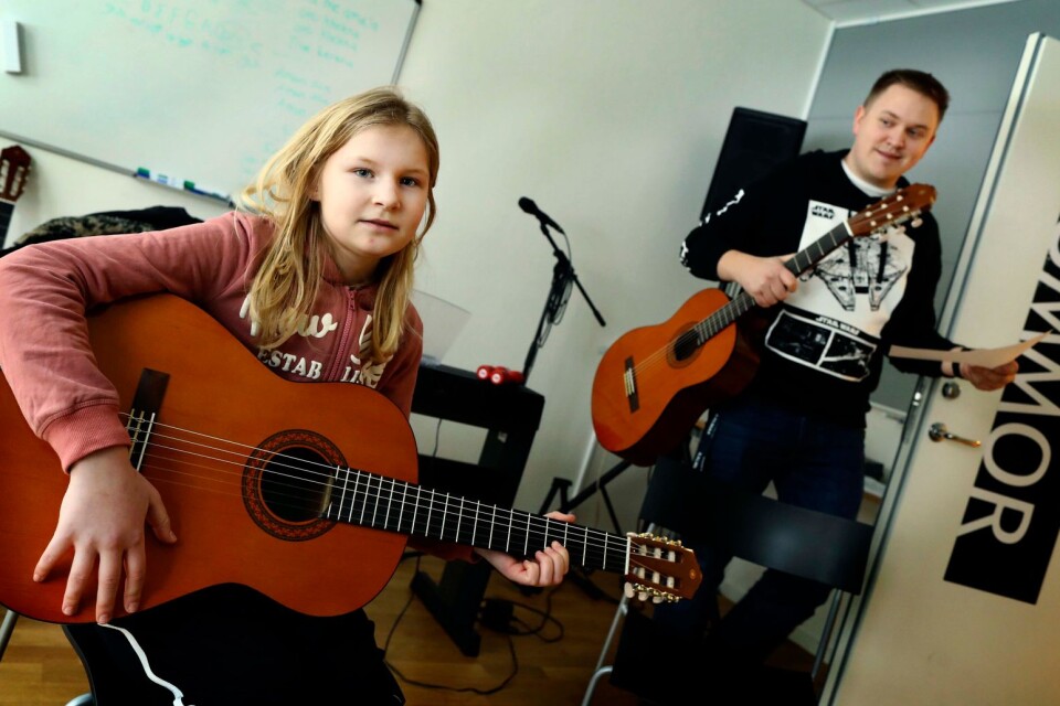 På UNIK, tar Perla Gustavsson sin första gitarrlektion någonsin, tillsammans med läraren Peter Andersson.