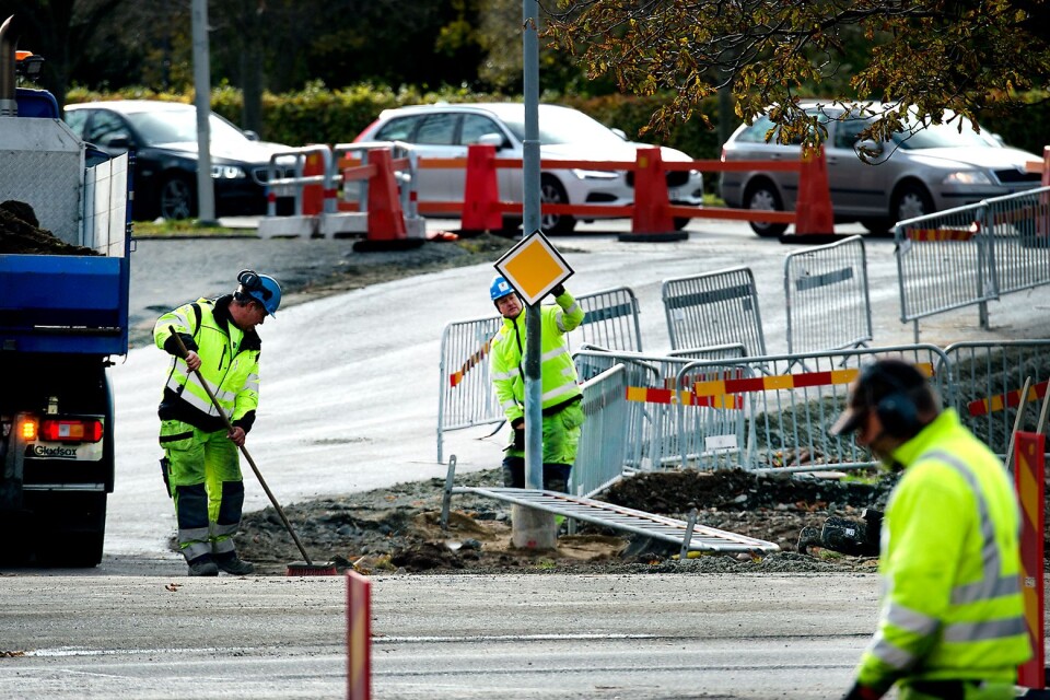 På söndag ska C4 Teknik måla vägbanan, den sista delen i att färdigställa den tillfälliga rondellen som ska leda trafiken förbi korsningen Långebrogatan/Härlövsängaled.