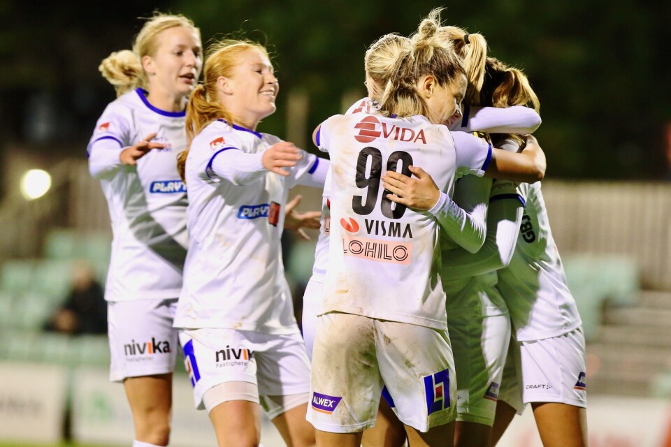 Efterlängtat kramkalas. Växjö DFF:s spelare är helt utan seger i allsvenskan den här säsongen men på onsdagskvällen gick Växjö vidare i cupen efter 3–2-seger borta mot IFK Kalmar.