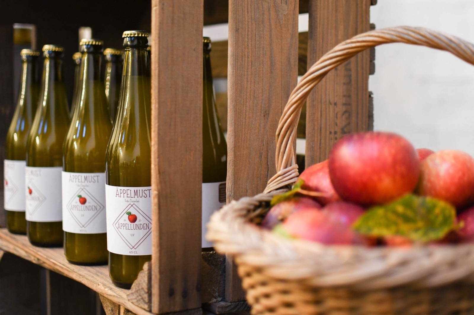 Äpplena som kvartetten plockat har de fått förädlad till äppelmust på ett musteri i Sövde. Flasketiketten är egen design.