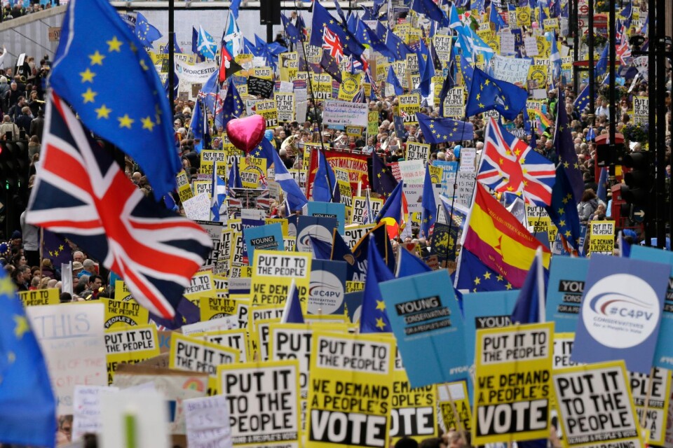 På söndagen samlades minst en miljon människor i London för att demonstrera mot att Storbritannien valt vägen ut ur EU - som ser ut att bli vanskligare för var dag som går.