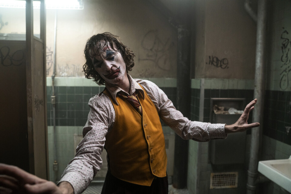Joaquin Phoenix i "Joker", som ligger kvar som etta på den svenska biotoppen. Pressbild.