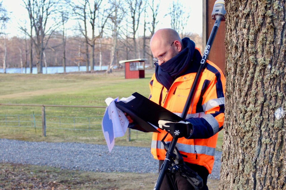 Henrik Hedlund, mätningsingenjör på Nybro kommun, var på plats vid Stora Hindsjön under tisdagen.