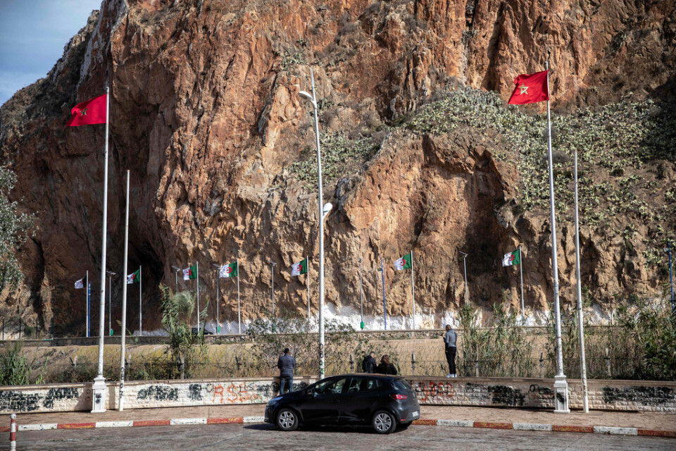 Välflaggad gräns mellan Marocko och Algeriet, nära marockanska Oujda, i november förra året. Gränsen stängdes sedan tre algerier blivit beskjutna och dödade. Algeriet anklagade Marocko för det inträffade.