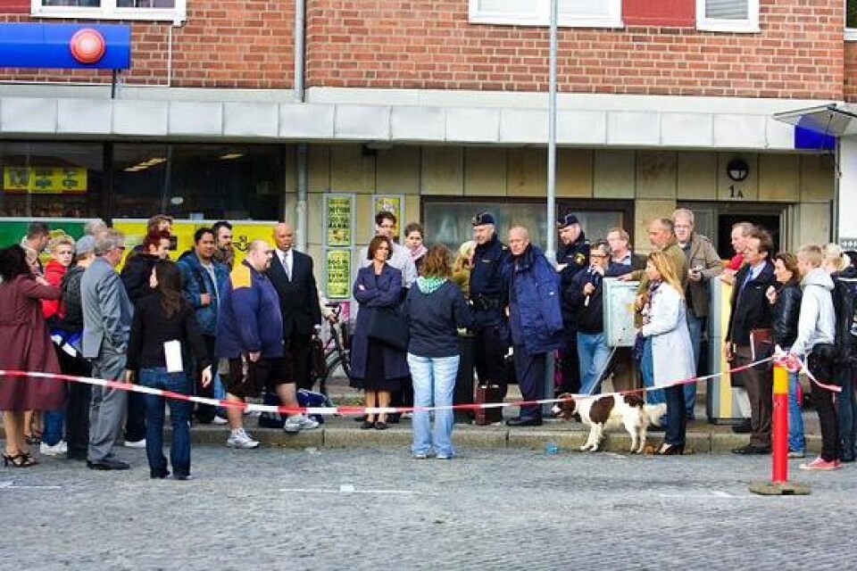 Ett stort gäng statister har kallats in för att agera helt vanliga flanörer längs Ystads gator.