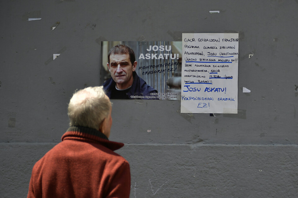 Efter nyheten om hans gripande uppmanade affischer i Josu Terneras hemstad, spanska Ugao-Miraballes, till protester. Arkivbild.