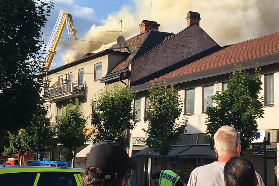 Räddningstjänsten fick larm 17:39 om att det rök från en vind i huset.