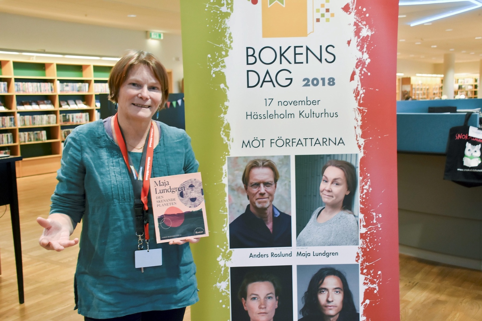 Mia Dimblad på Hässleholms bibliotek tycker att det är en spännande och stark kvartett med författare som dyker upp. Här med Maja Lundgrens bok Den skenande planeten. 
Foto: Helén Fingalsson