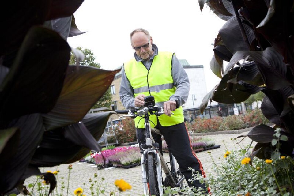 Intar zoner. Fyra dagar i veckan cyklar Göran Jeppson runt i Sjöbo och intar zoner med hjälp av sin mobiltelefon. Han spelar Turf, och vid blommorna på Gamla Torg finns en zon att inta.