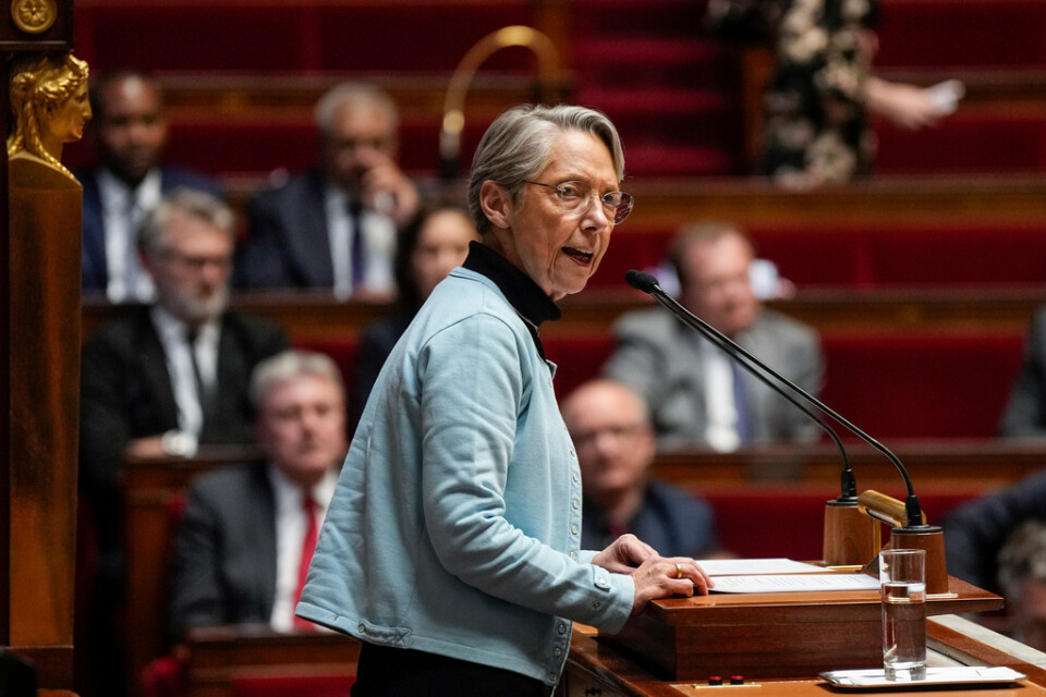 Frankrikes premiärminister Élisabeth Borne slår an en mer försonande ton i den rasande pensionsstriden. Arkivbild.