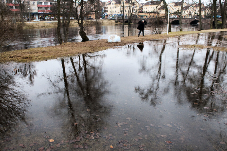 Översvämning vid Lagan i Värnamo för några år sedan – men den gången i mars. Arkivbild.