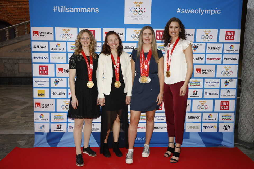 Skidskyttarna Mona Brorsson, Linn Persson, Elvira Öberg och Hanna Öberg, var några av många OS-medaljörer som firades i Stockholms stadshus.