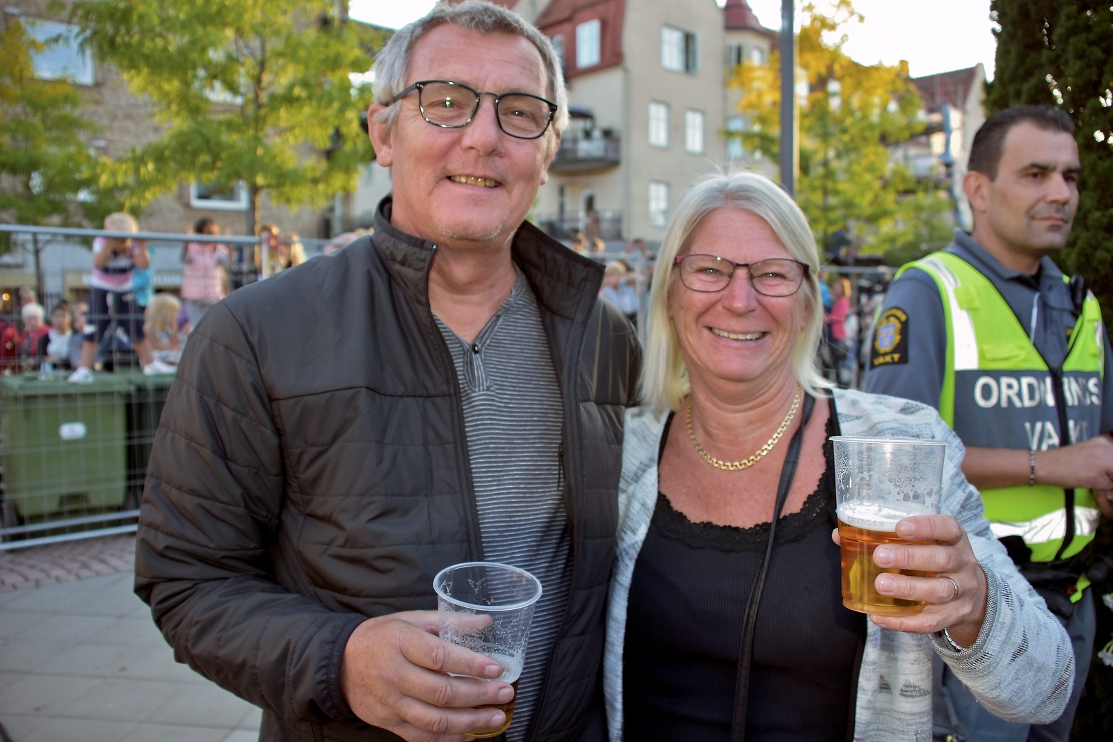 Dick och Pia Christiansson passade på att ta en öl och njuta av fredagskvällen.