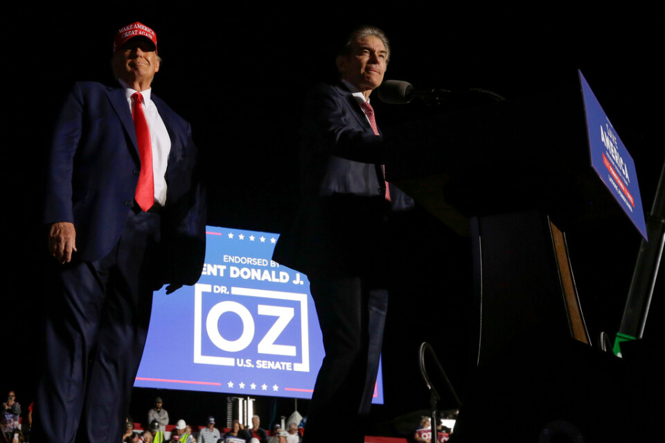 En av Donald Trumps satsningar i mellanårsvalen var på senatskandidaten Mehmet Oz i Georgia, som är känd för amerikaner som tv-läkaren "Doctor Oz". Han förlorade. Här framträder de tillsammans i Latrobe, Pennsylvania, förra helgen.