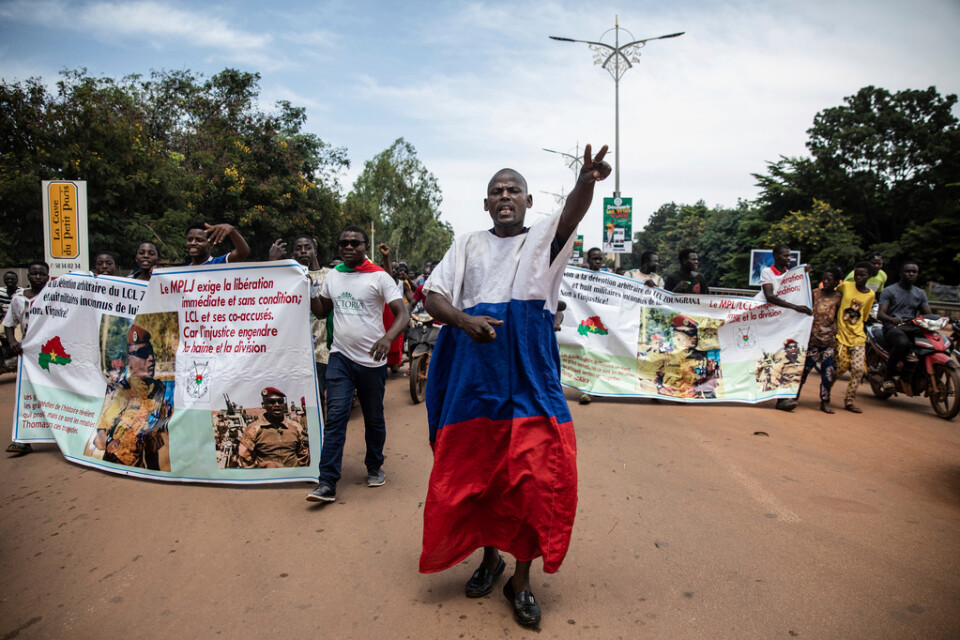 Unga män i Burkina Fasos huvudstad Ouagadougou ropar slagord mot landets president och mot Frankrike. Bilden är från i fredags.