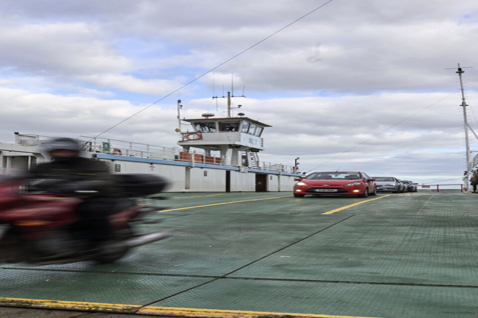 Fordon lämnar en färja som trafikerar fjorden Carlingford Lough mellan Nordirland och Irland.