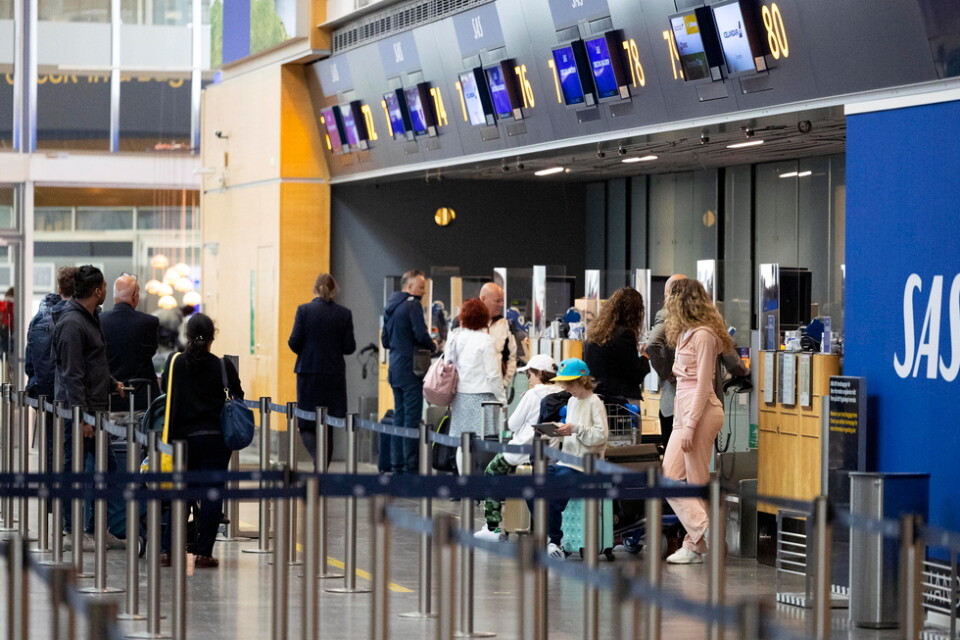 Passagerare i kö vid incheckningen på Arlanda flygplats. Bilden togs i början av juni.