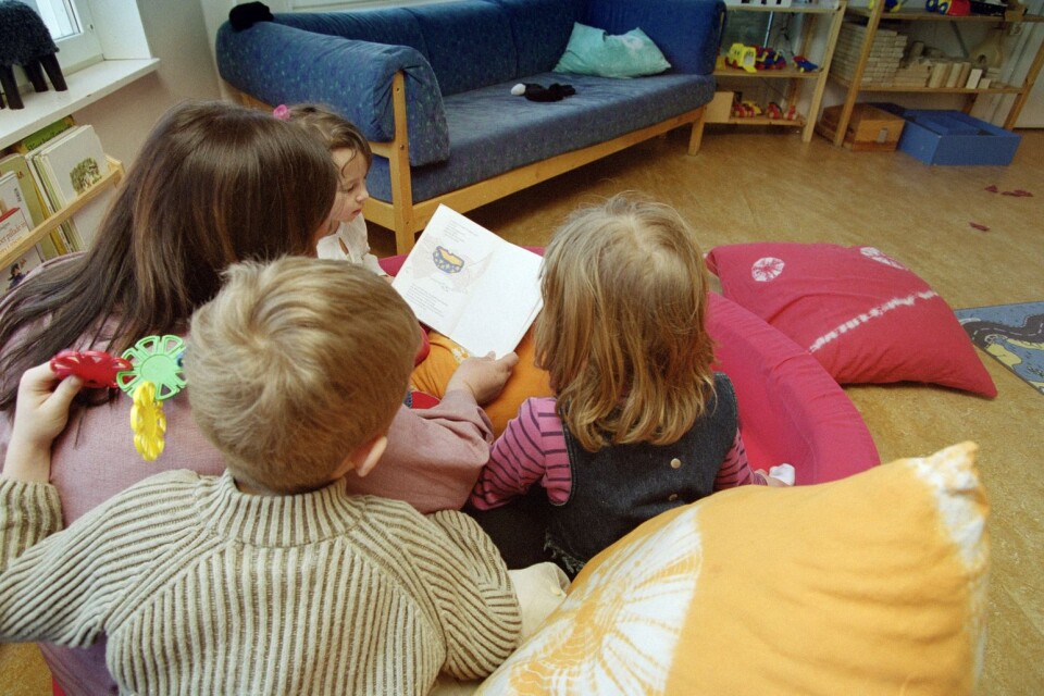 Under våren kan barn lyssna på sagor, sånger, rim och ramsor på biblioteket.