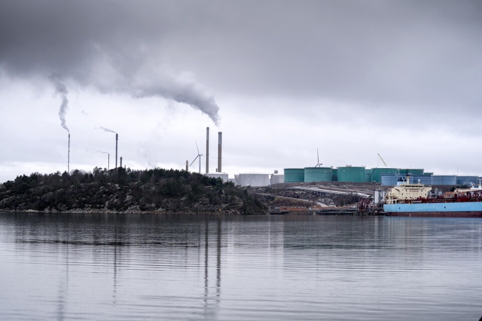 Greenpeace blockerar med sitt fartyg Rainbow Warrior inloppet till Preemraff i Lysekil. Arkivbild.
