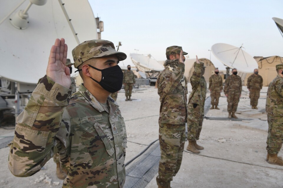 Soldater i USA:s rymdkår svärs in på flygbasen al-Udeid i Qatar.