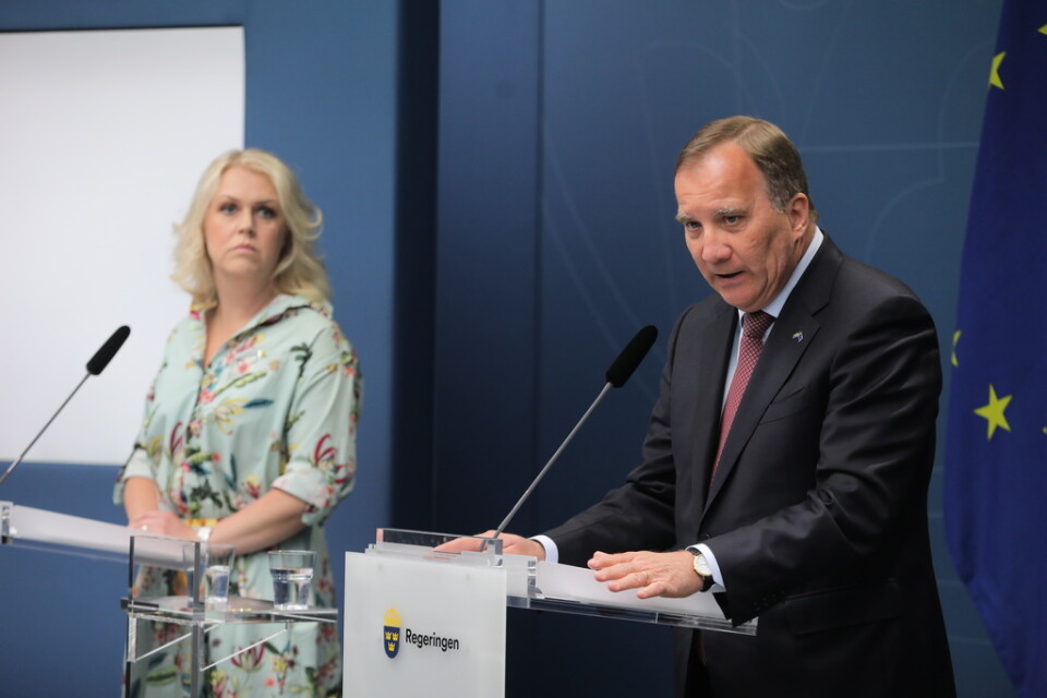 Statsminister Stefan Löfven (S) och socialminister Lena Hallengren (S) vid regeringens pressträff om ändringar i reserestriktionerna.