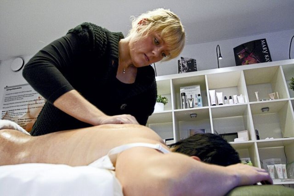 Camilla Janiak ger Lina Freyer en massage.
