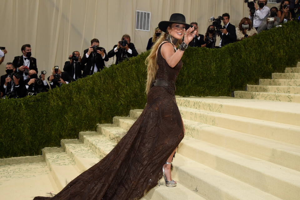 Ett av alla släp på Metropolitanmuseets trappa. Det här på sångerskan Jennifer Lopez.