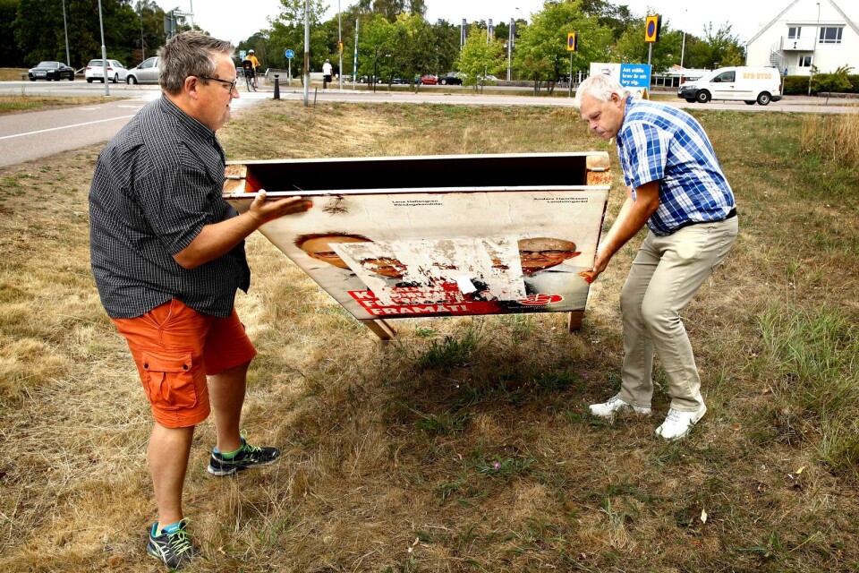 Linus Hellman och Roger Holmberg jobbar dagligen med att resa upp och återställa sina vandaliserade valaffischer.