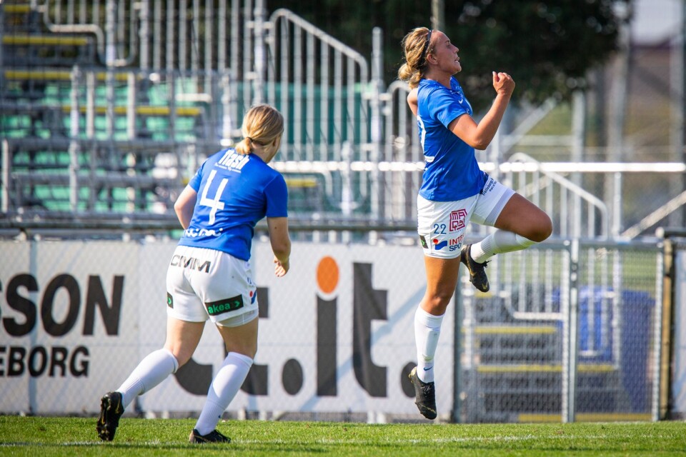 Viktoria Persson jublar efter ett av sina tre mål för TFF i matchen mot Växjö DFF Akademi. Ebba Jahnfors springer för att gratulera. Båda tar plats i veckans lag.