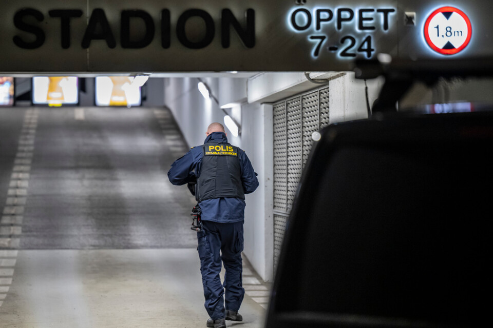 Polis och kriminaltekniker på plats vid parkeringshuset på Stadionområdet i Malmö där en kvinna hittades död i torsdags.