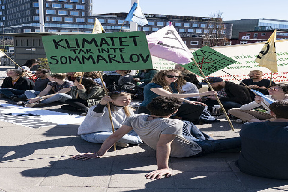 Organisationen Extinction Rebellion utanför SVT:s lokaler i hamnen i Malmö.