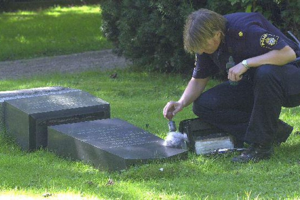 Erika Wetterlöf penslar på gravstenen efter grosshandlaren G M Kroon, som levde mellan åren 1815&#x96;1884, för att söka efter fingeravtryck. Det gav dock inget resultat.BILDER: RONNIE SMITH