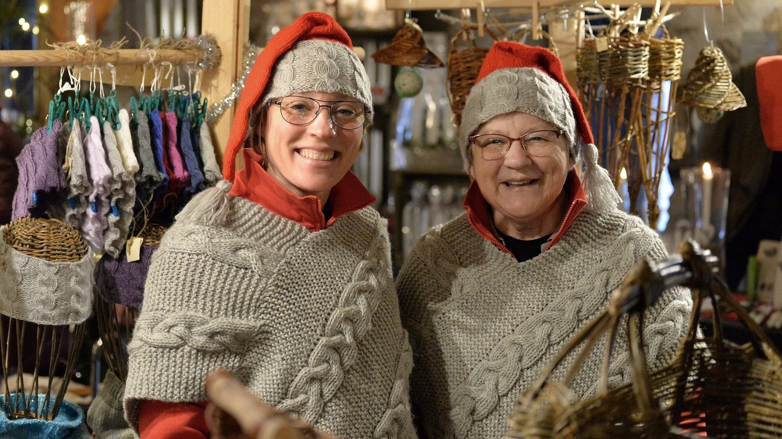 Maria och Anne-Marie Jönsson  hittade julkänslan och sken ikapp. FOTO: Adrian Ericson