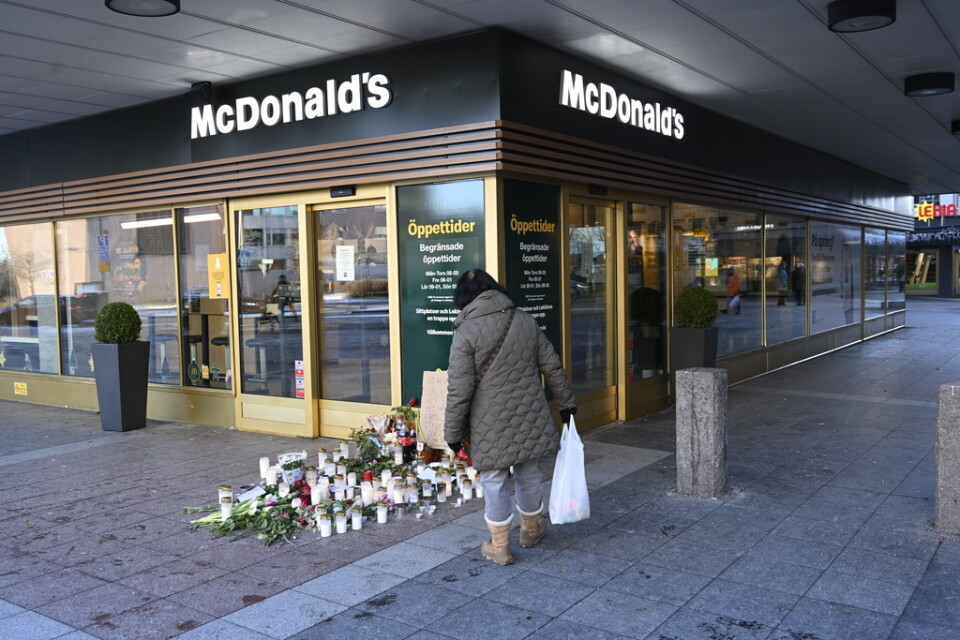 Blommor och ljus var under tisdagen placerade vid mordplatsen utanför McDonalds i Vällingby centrum.