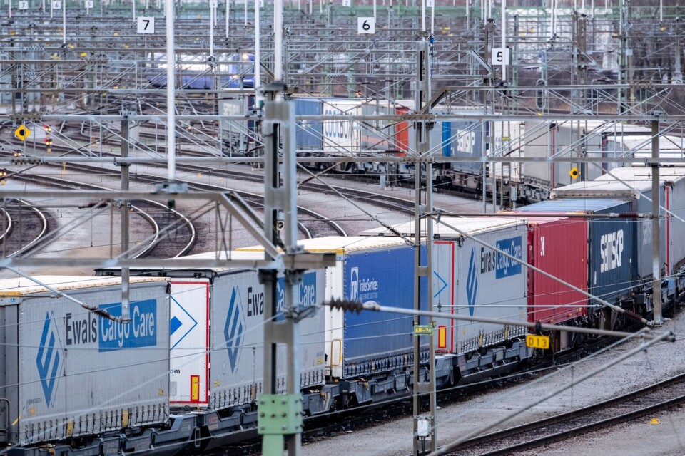 Framtidens transporter går med tåg och sjöfart – inte lastbilar, menar skribenten.