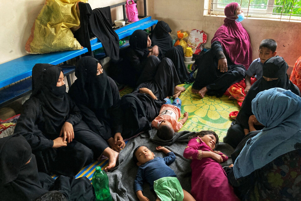 Kvinnor och barn tar skydd från stormen i Teknaf nära Cox's Bazar.