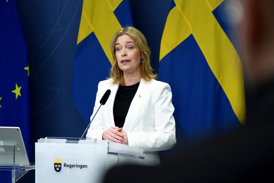 Miljö- och Klimatminister Annika Strandhäll vill köpa kommunernas stöd för en simhall.