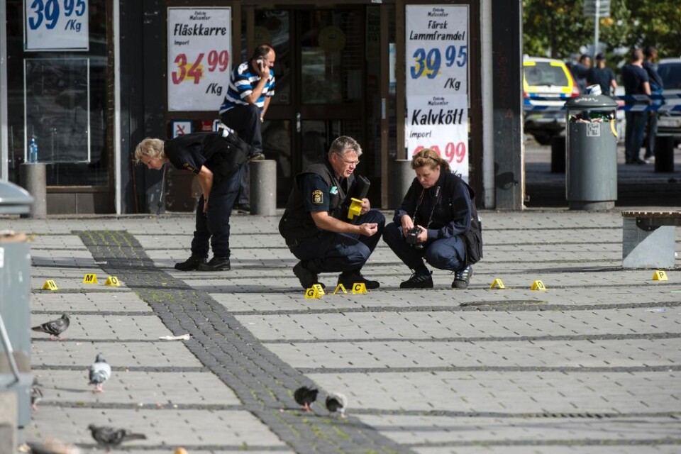Två män, 27 och 38 år, har häktats misstänkta för att ha mördat en 42-årig man i Rinkeby i Stockholm. En tredje misstänkt, en pojke under 18 år, har begärts häktad och förhandling hålls under torsdagen. Enligt kammaråklagare Maria Hävermark ska de tre "