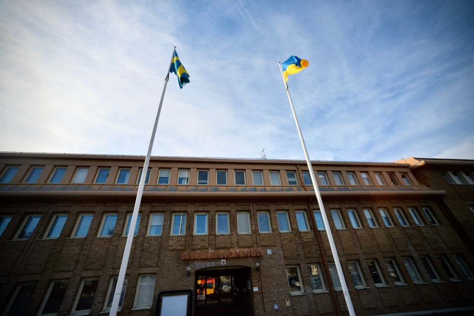 Sveriges och Ukrainas flagga utanför kommunhuset i Nybro.