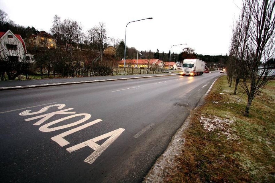 Olsforsborna oroas av de höga hastigheterna förbi förskolan. Ordet skola målat i vägbanan är Vägverkets åtgärd hittills.