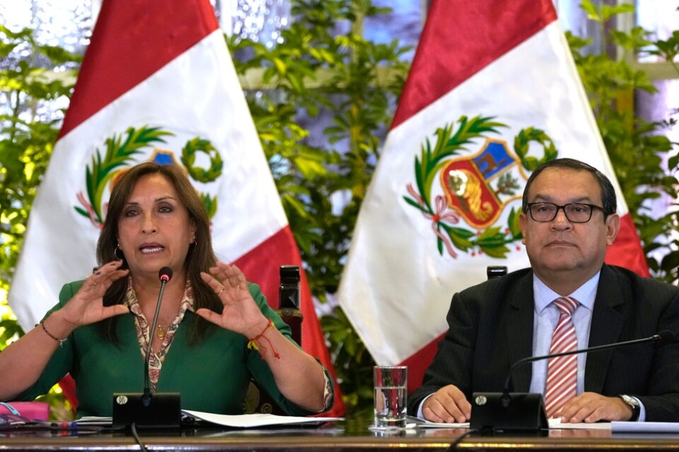 Perus president Dina Boluarte och premiärminister Alberto Otarola utreds bland annat för inblandning i "folkmord" under den senaste månadens protester mot regeringen. Arkivbild.