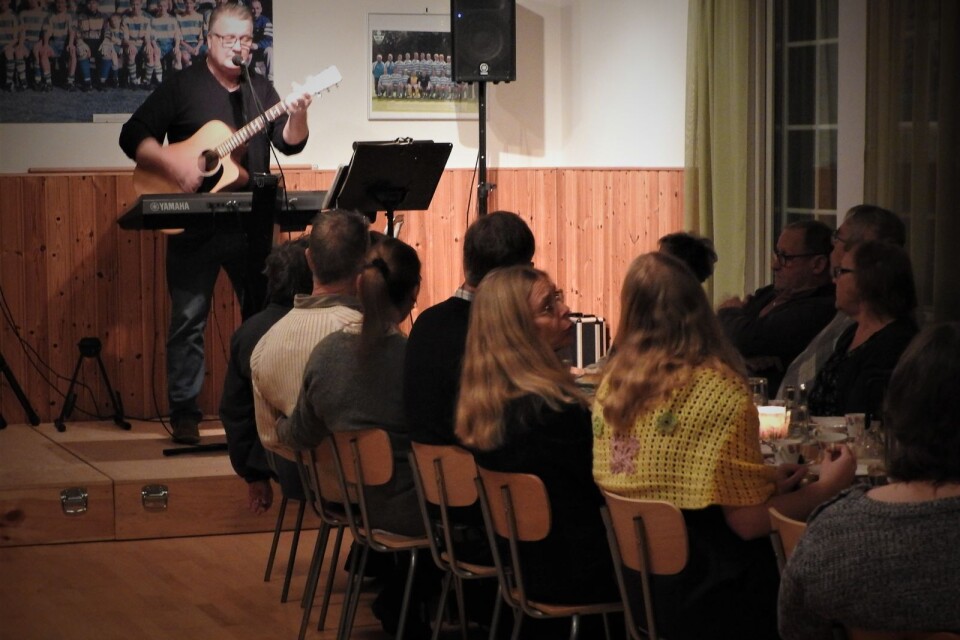 Stefan Nilsson spelade inför 60 personer i Mjönäs.