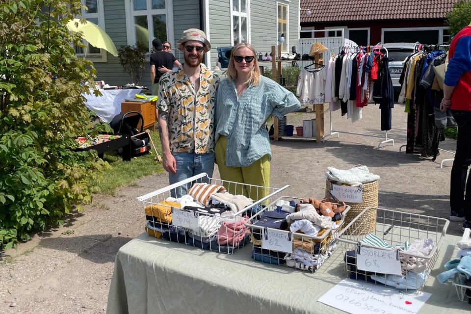 Jesper Ämtvall och Linn Johansson hade rensat inför loppisen. De sålde bland annat barnkläder i mängder och hade många glada besökare utanför sitt hus under dagen.