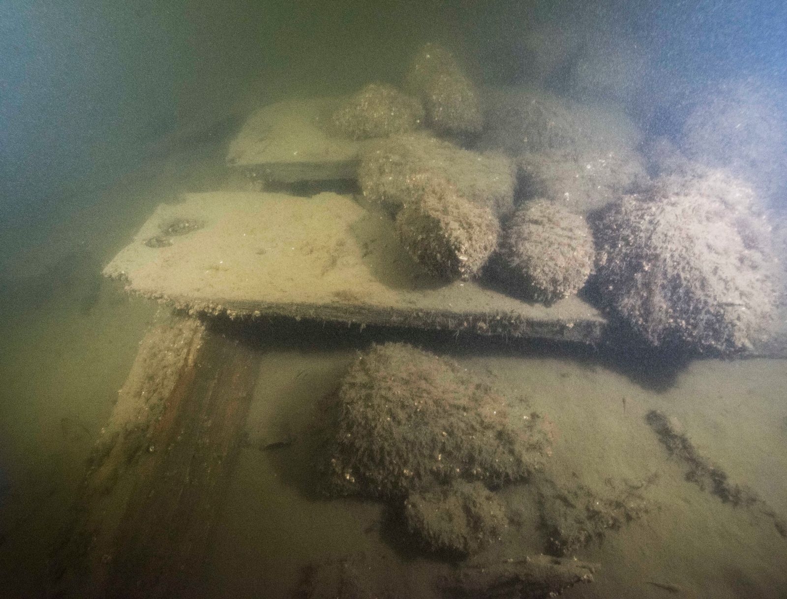 En samling stenar på resterna av däcket till V3 – ett tydligt tecken på att skeppet är sänkt.