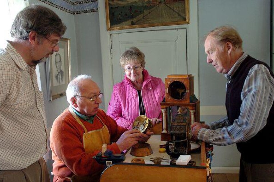 Urmakare Sven-Åke Ståhl fascineras av det detektivarbete det innebär att laga en gammal klocka. Hans arbete fängslar också hustrun Ann-Christin, och föreningskompisarna Ingvar Nilsson och Bertil Norin.