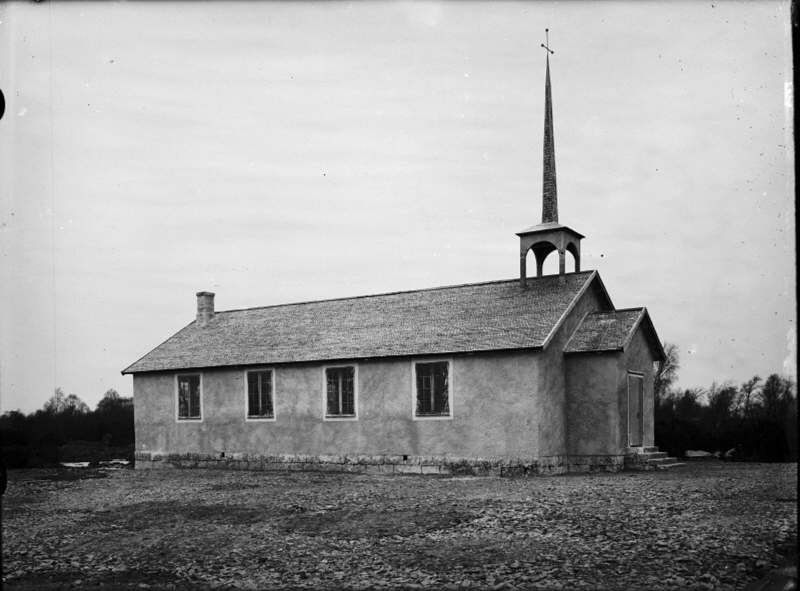 Tjurkö kyrka. Bild på kyrkan efter att den flyttats från sin ursprungliga plats 1929. Kyrkan fick efter flytten sitt enkla torn och en spira.